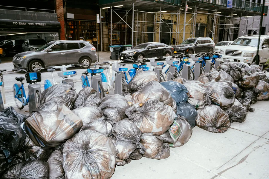 В Нью-Йорке для мусора нет отдельного места.