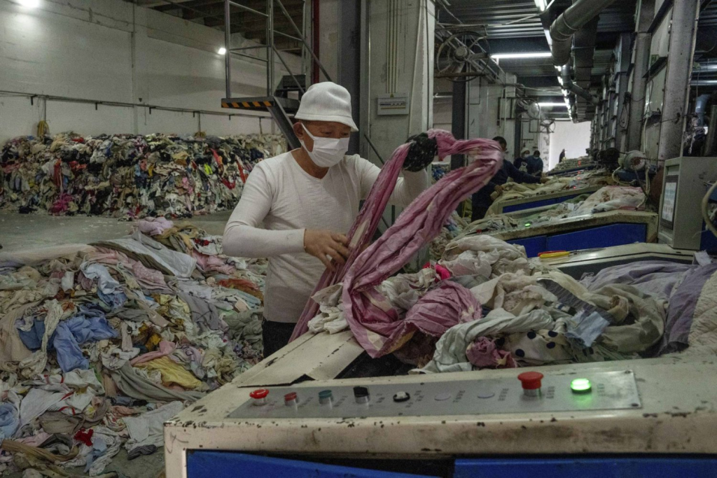 Свалки Китая переполнены текстильными отходами, поскольку воцаряется быстрая мода, а переработка отходит на второй план