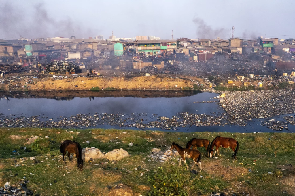 Потрясающие фотографии из Ганны, огромной свалки электронных отходов и тех, кто зарабатывает на этом